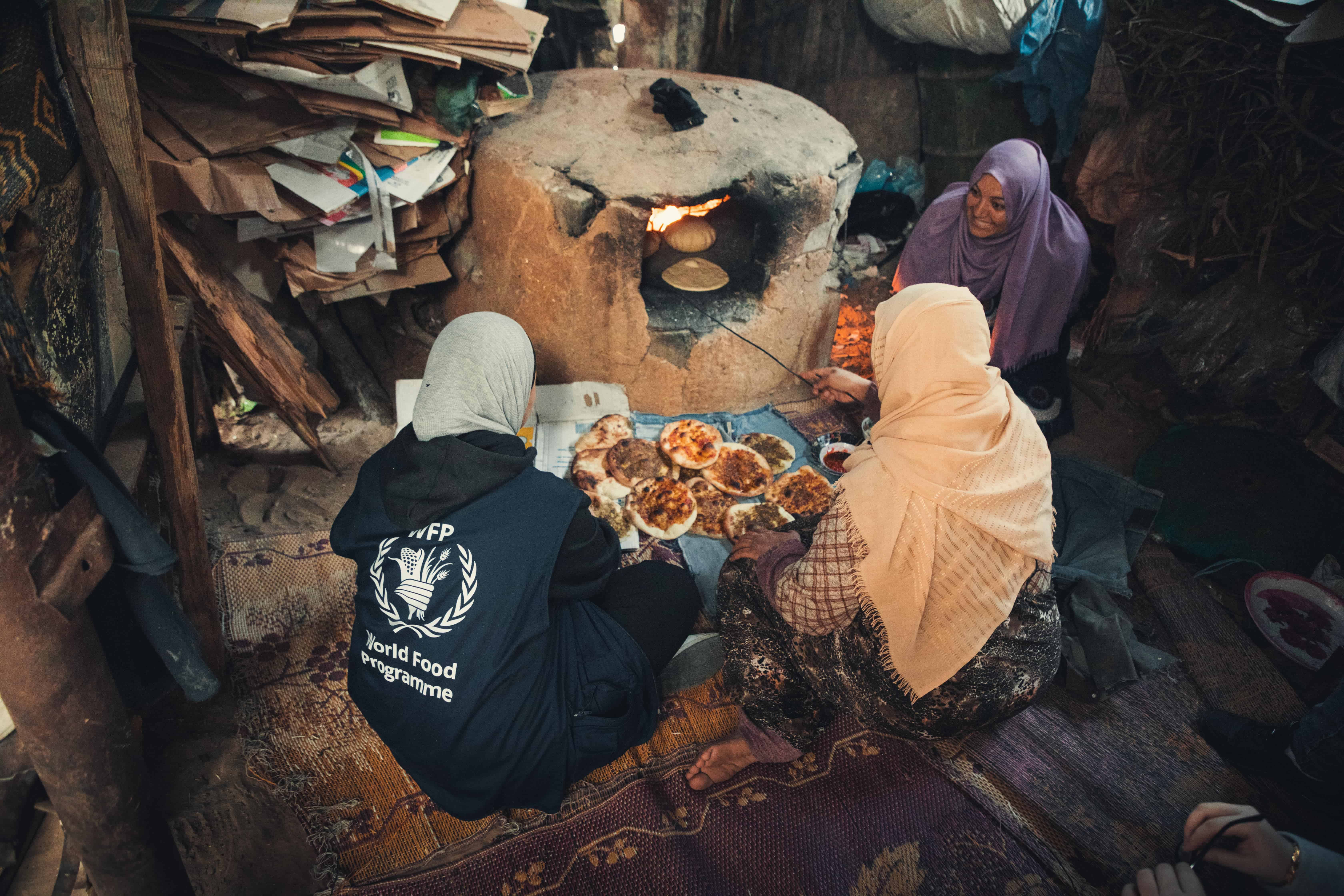 Fresh manakish in the making in north Gaza by Maradi, a WFP e-voucher recipient. 
