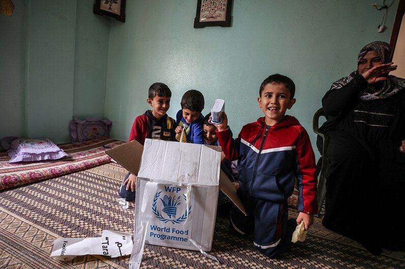 Khitam and her family of 6 have just opened a food parcel provided by WFP donations to Palestine  © WFP/Ali Jadallah