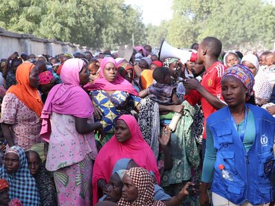 Men, women and children in WFPs distribution center in Nigeria