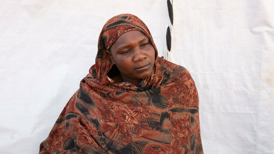 A scarcity of trees in eastern Chad forces refugee Dar Assalam Youssouf Adam to scrounge for firewood and other fuel. Photo: WFP/Irshad Khan
