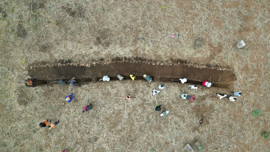 Chituwi’s women, in Malawi’s Chikawawa District, look at the map they just drew on the sand. Photo: WFP/Barbara Celis