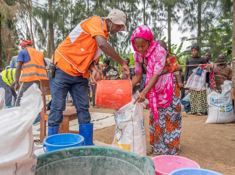 Linda collects WFP food assistance in Bweremana, in northeastern DRC. She hopes it will tide her family by until harvest time. WFP/Benjamin Anguandia
