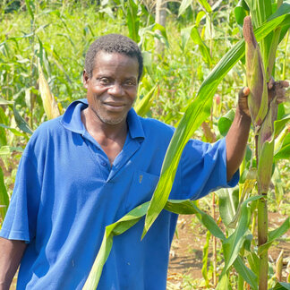 Small producers who produce and sell directly to schools to help vulnerable children. Photo:WFP/Jorcilina Correia