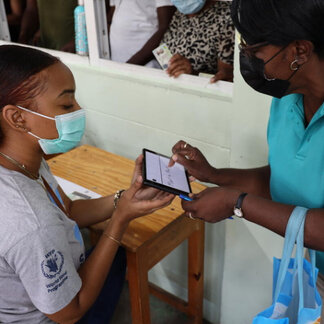 a beneficiary is talking with a WFP staff