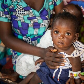 In the health center Sancta Maria, Demba, province of Kasai central, Helene brings her twin daughters Marie and Christine, for a malnutrition screening. Photo: ©WFP/Vincent Tremeau