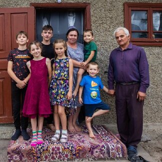 A vulnerable Moldovan family from the village of Morenii Noi receiving support through the Emergency Financial Aid program. Photo: WFP/Moldova