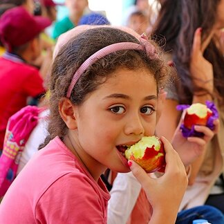 School children eating apples. Photo: WFP/Edward Johnson