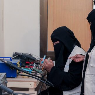 Huda, 26, is trained on smart phone maintenance in Mukalla, Hadramawt Governorate. Photo: WFP/Naseem Saeed